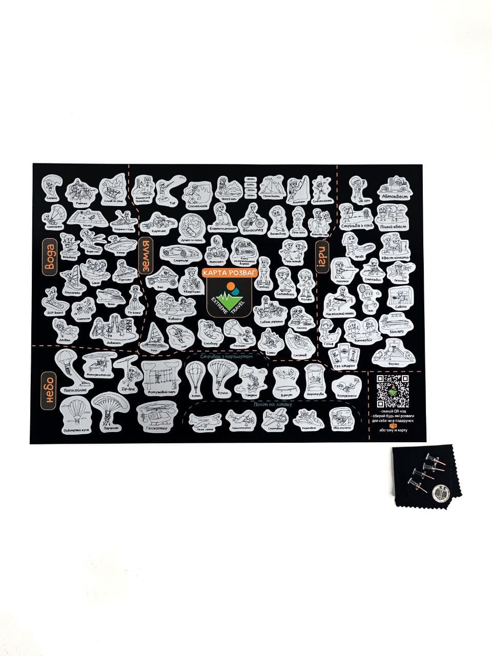 Скретч-карта, монета, серветка для стирання та кнопки для кріплення