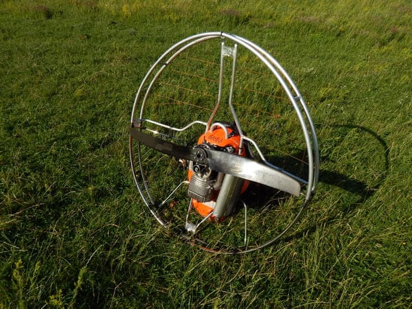 Мотор для параплана на траві на локації польотів у Дністровському каньйоні