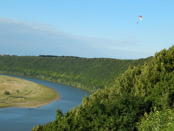 Політ на параплані над Дністровським каньйоном з вигином річки