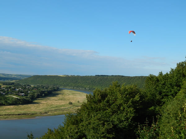 Параплан над вигином Дністра в Дністровському каньйоні, Івано-Франківщина