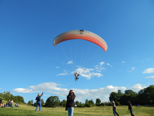 Приземлення тандемного параплана на тлі глядачів у Дністровському каньйоні