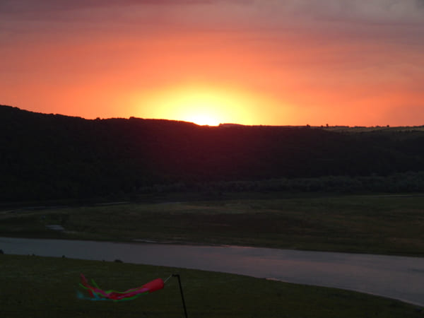 Захід сонця над Дністровським каньйоном із видом на Дністер та флюгер