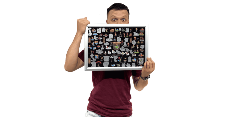 Екстрим скретч постер "Карта розваг" від Extreme Travel UA в руках — ідея подарунка