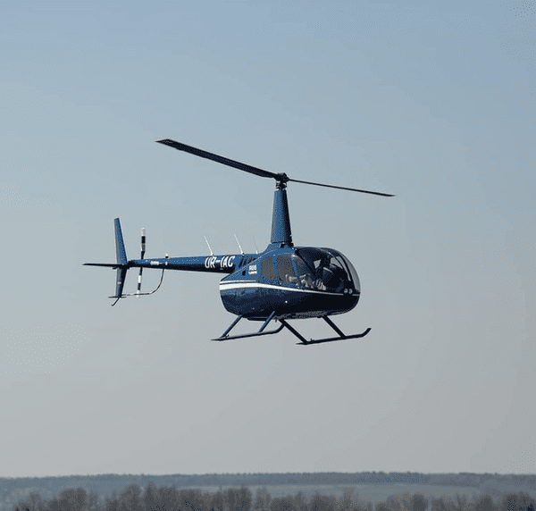 Вертоліт Robinson R44 знижує висоту над смугою аеродрому під Івано‑Франківськом