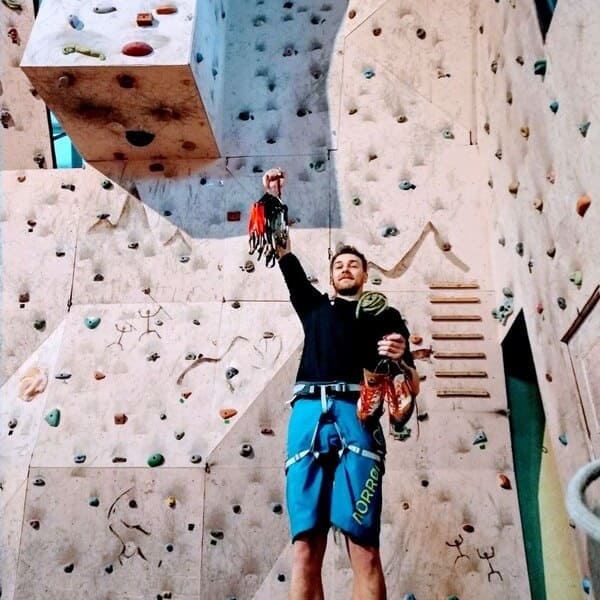 Хлопець на скеледромі перед початком скелелазіння в Івано-Франківську