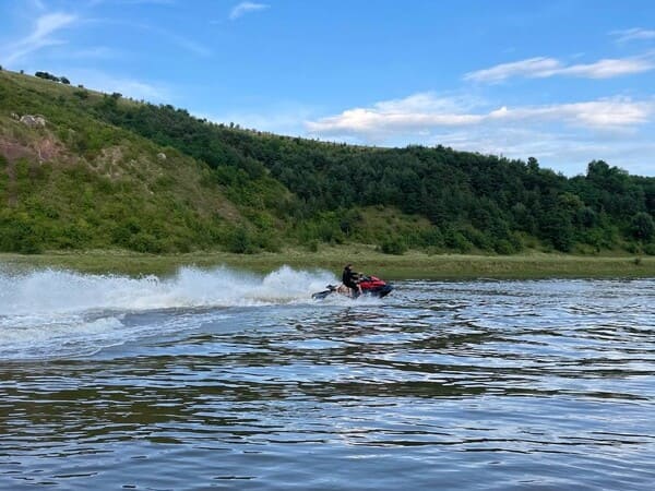 Прогулянка на гідроциклі в Дністровському каньйоні біля Івано-Франківська