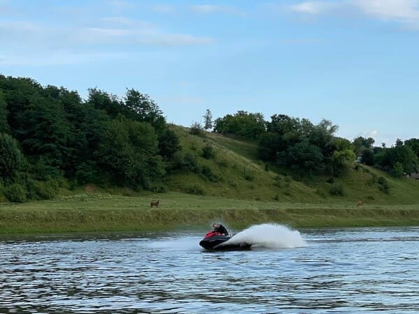 Людина катається на гідроциклі біля села Одаїв, Івано-Франківська область