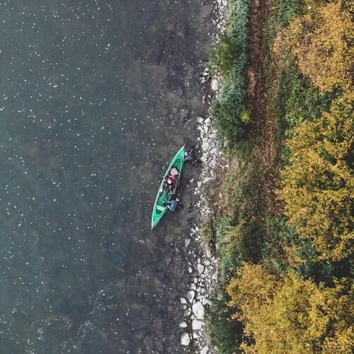 Байдарка біля берега Дністра восени, вигляд з дрона