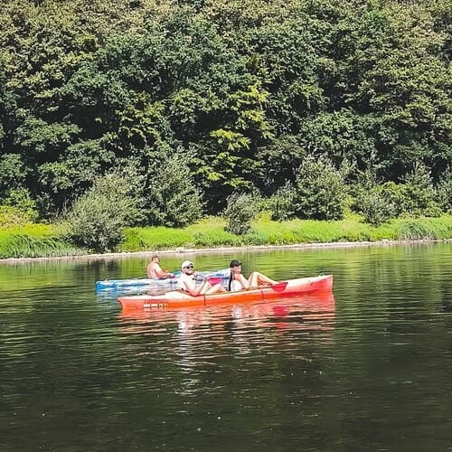 Байдарка та каяк на тихій воді Дністра, вигляд збоку