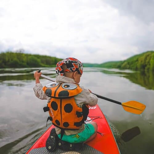 Дитина на SUP-дошці з веслом під час сплаву по Дністру