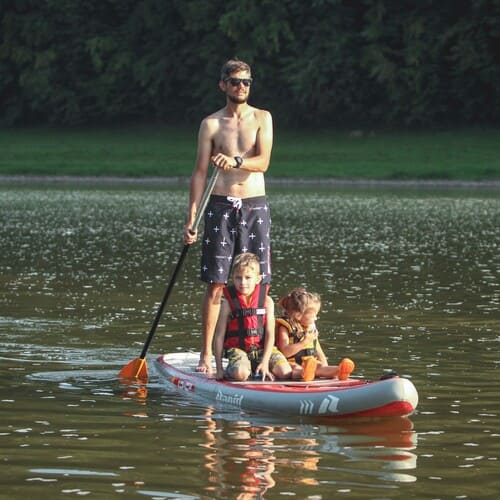 Катання на SUP-дошці по Дністру з дітьми у рятувальних жилетах